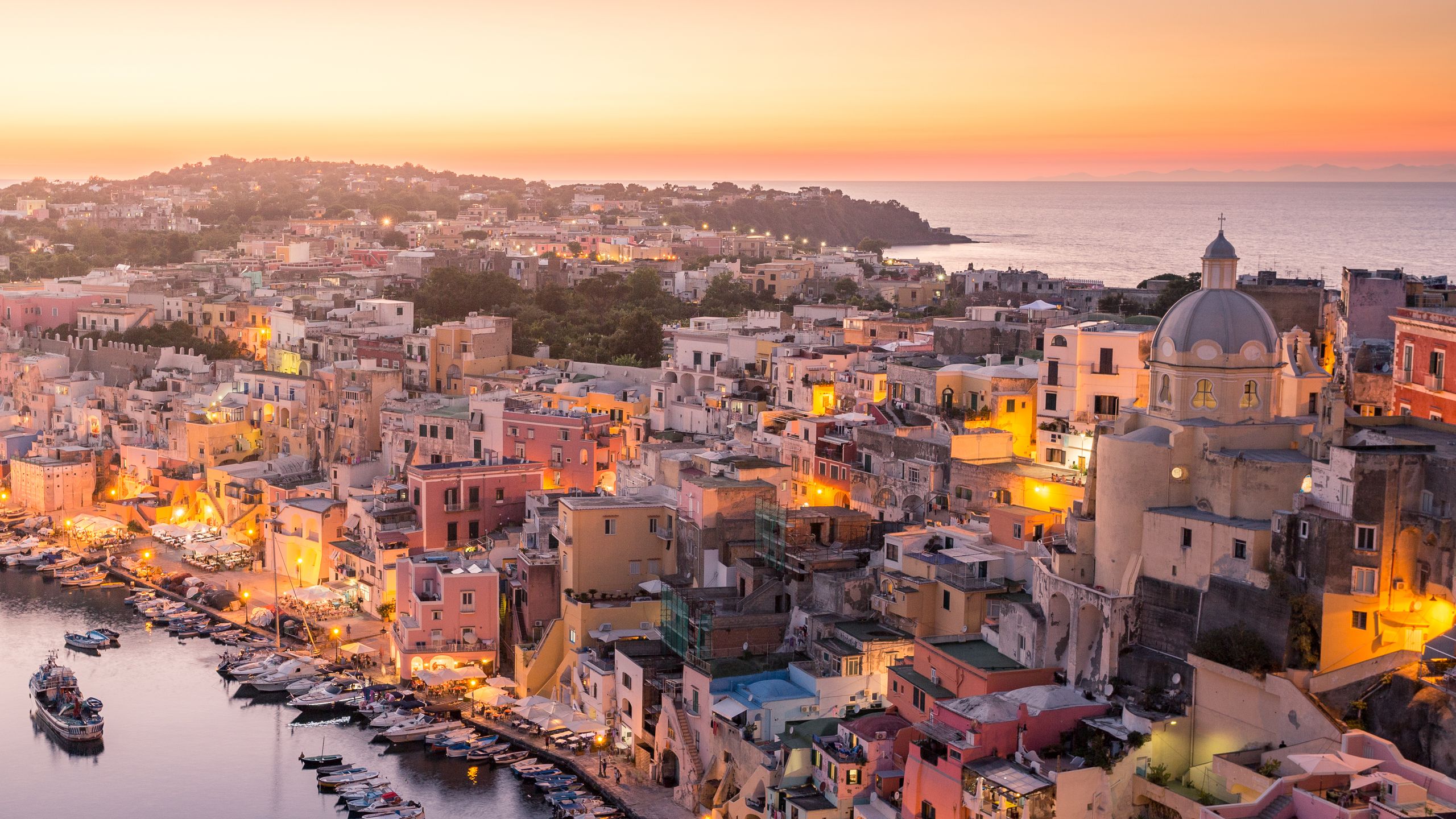 Costiera italiana al tramonto
